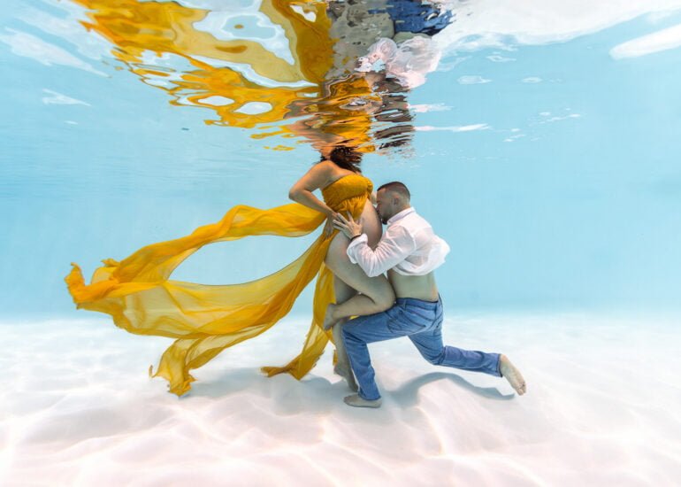Photographie aquatique femme enceinte en Gironde