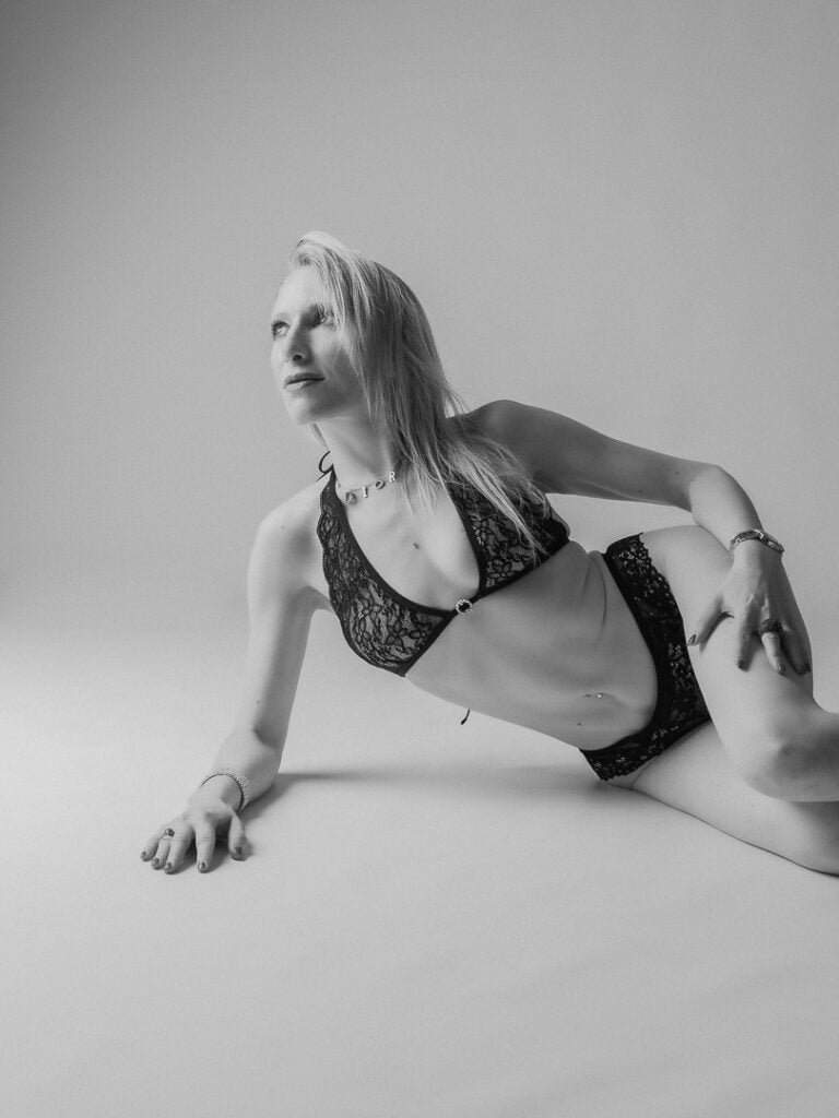 émotion d'un portrait féminin en photo boudoir